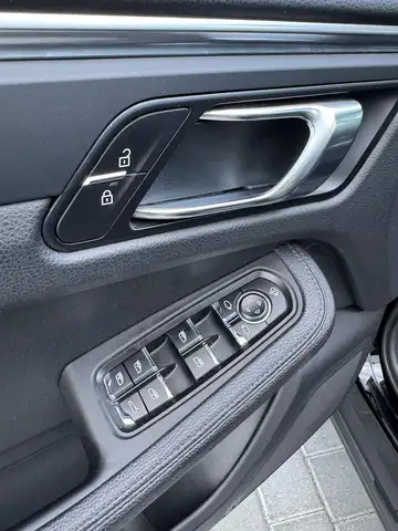 Porsche Macan view 15