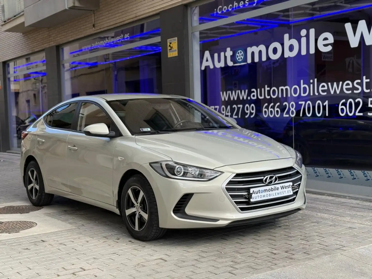 Hyundai ELANTRA Berlina Automático de 4 Puertas Grey - 1