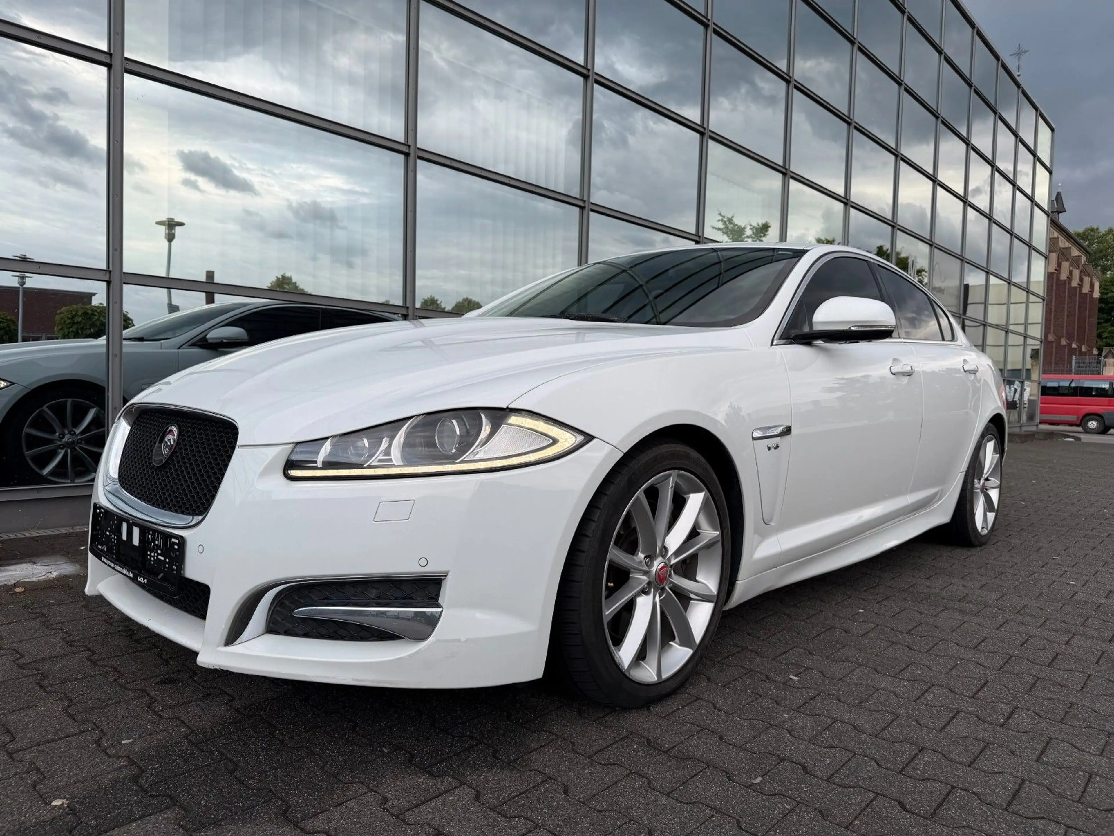 Jaguar XF 3.0 V6 Kompressor Kamera LED Leder — photo 9