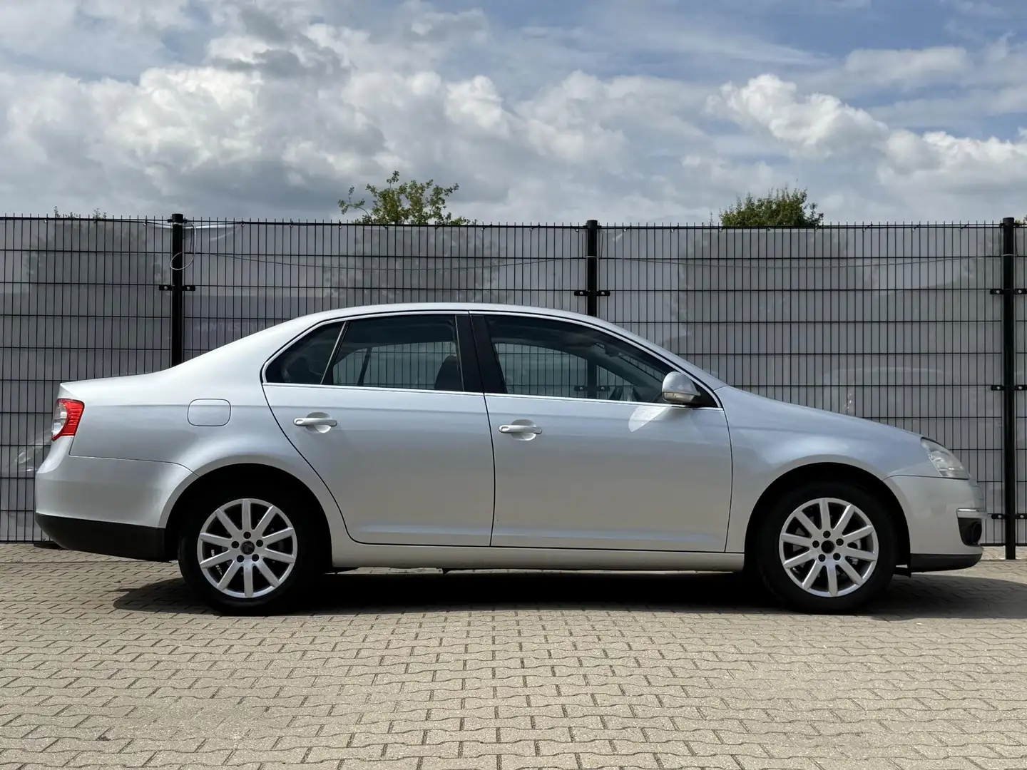 Volkswagen Jetta 1.4 TSI Comfortline Business nieuwe APK! Trekhaak! Grijs - 2