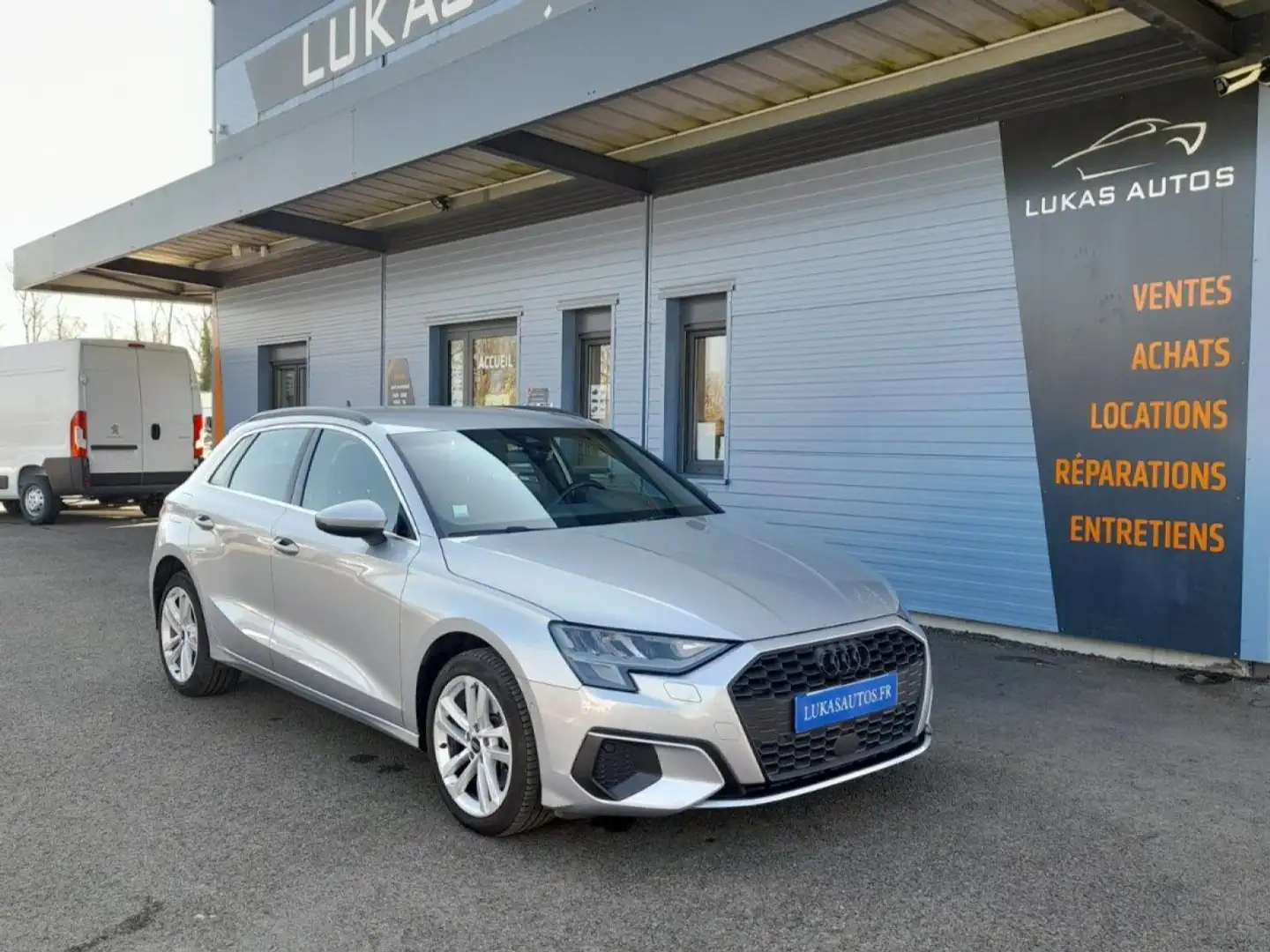 Audi A3 40 TFSIe 204 S tronic 6 Design 1ER MAIN Gris - 2