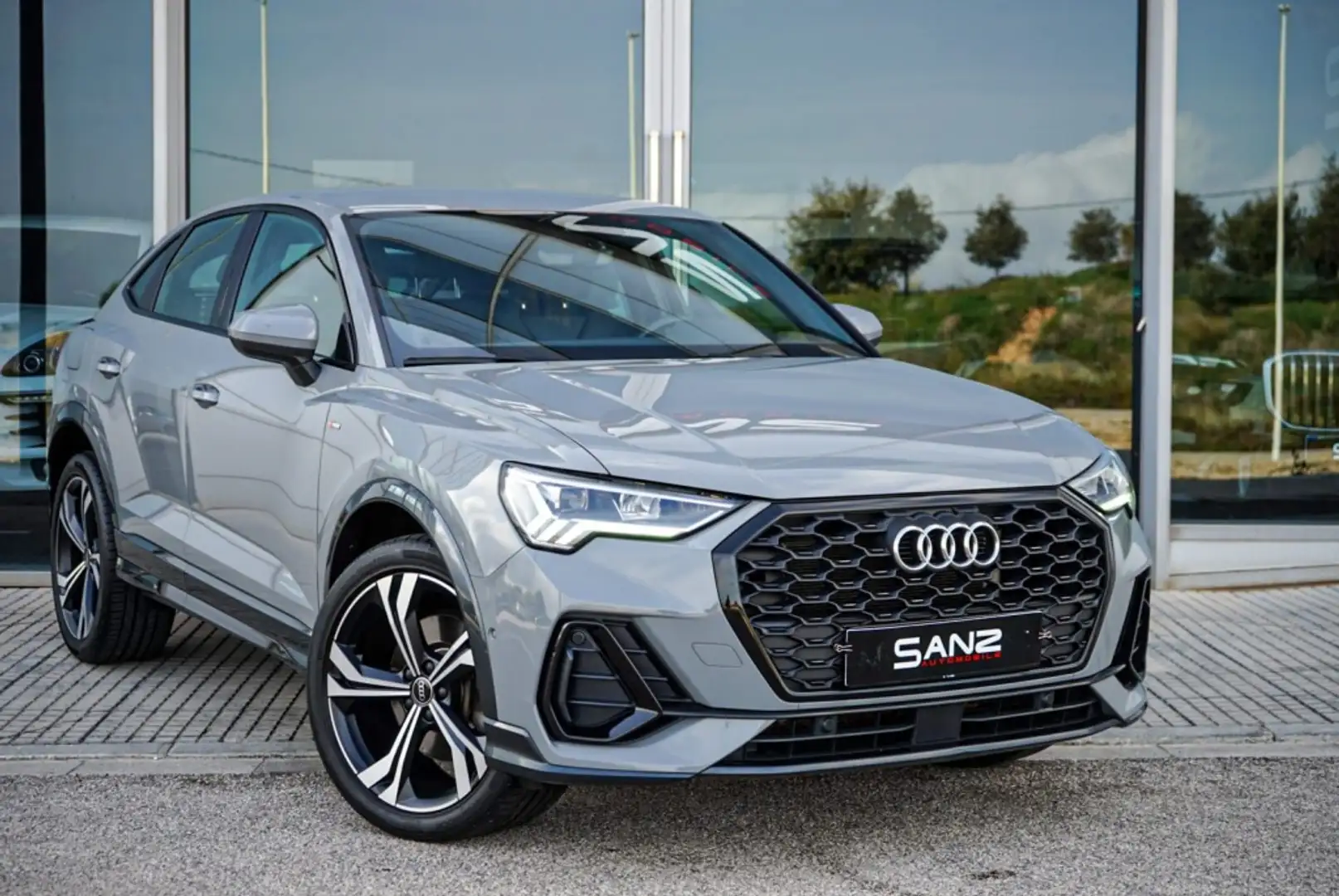 Audi Q3 Sportback 45 TFSIe S line S-tronic Grijs - 2