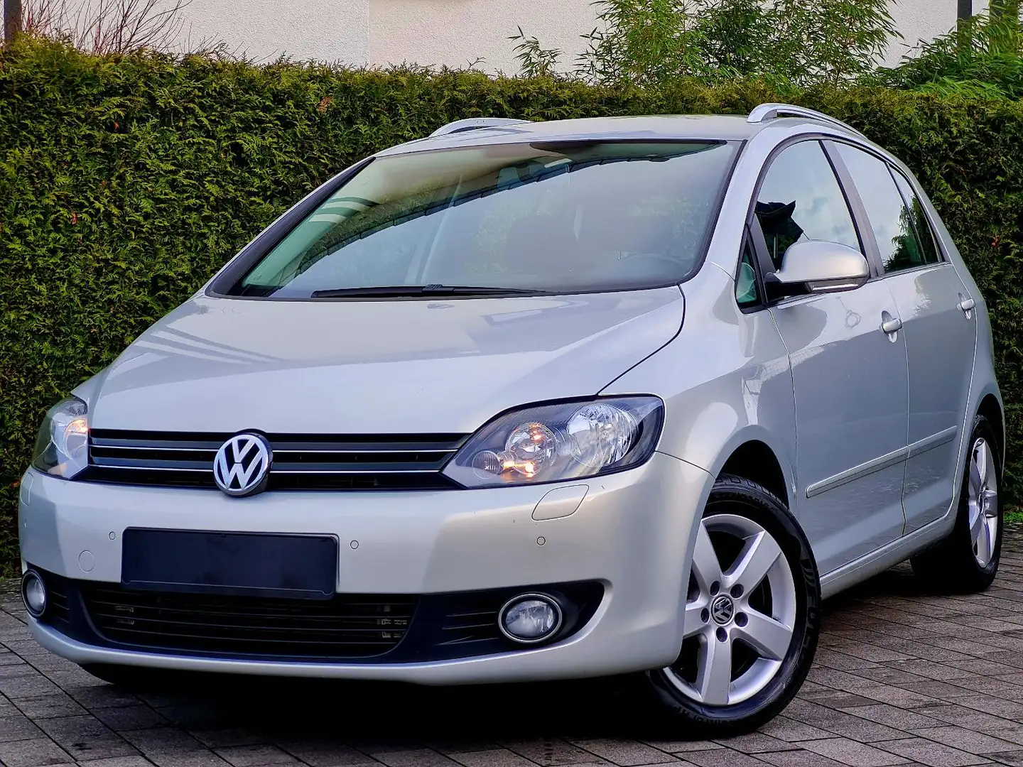 Volkswagen Golf Plus VI (Automatik, Navi, AHK) Silber - 1