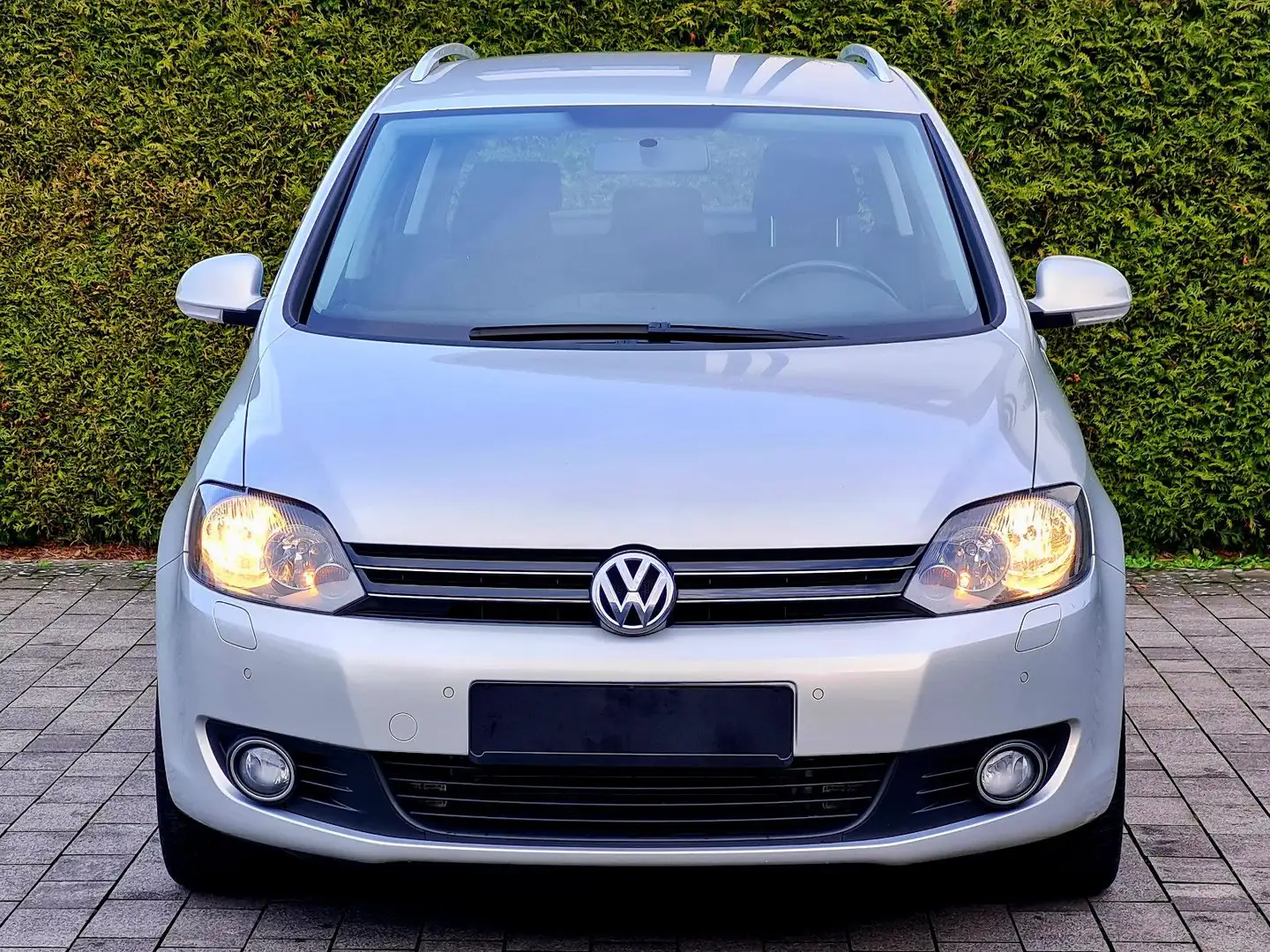 Volkswagen Golf Plus VI (Automatik, Navi, AHK) Silber - 2