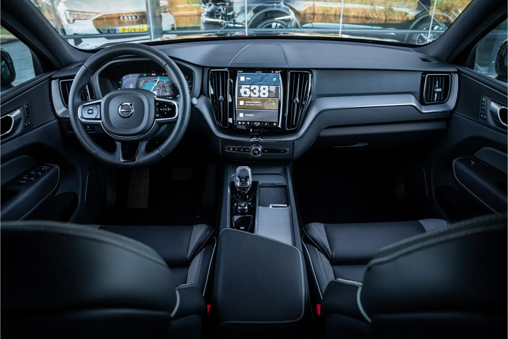 Volvo XC60 2.0 Recharge T6 AWD Black Edition -LONG RANGE Pano Zwart - 2