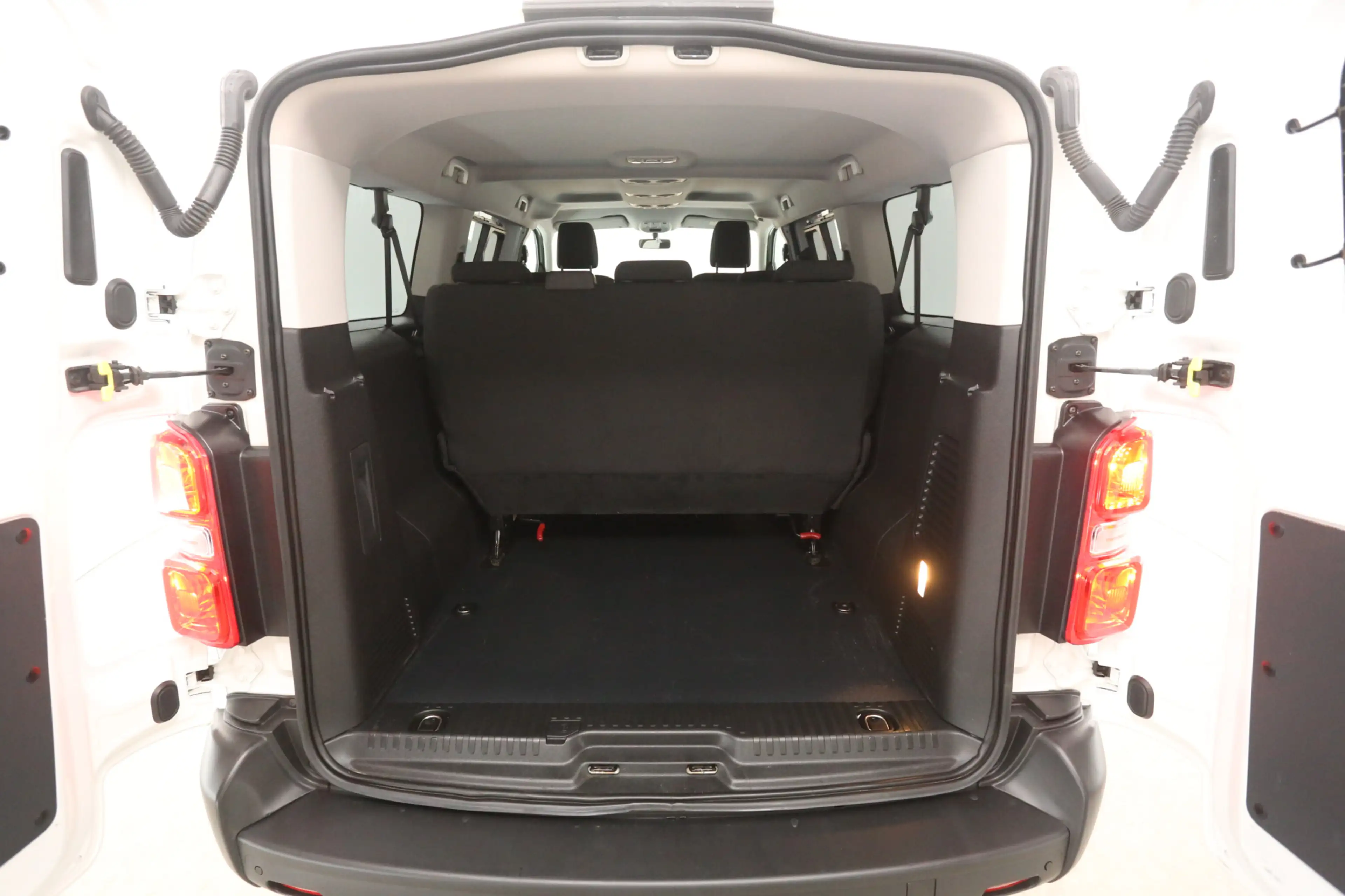 Peugeot e-Expert Kombi 75 kWh L3H1 8 Zits | Snelladen | SOH 90% | A — photo 4