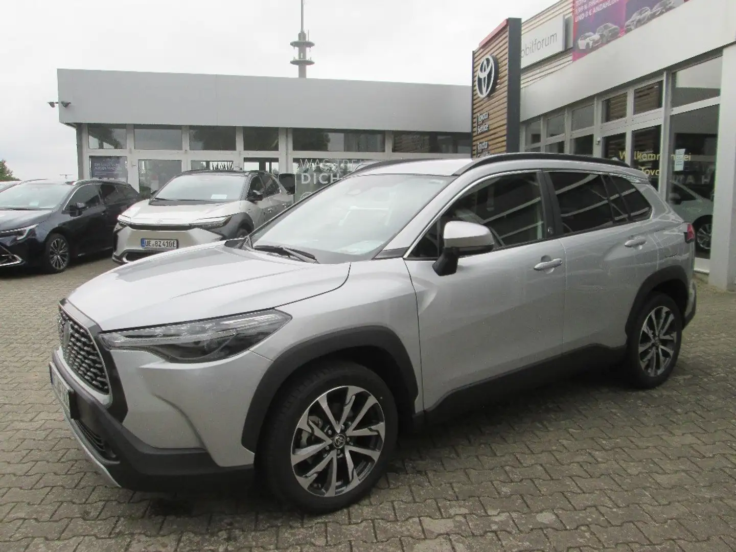 Toyota Corolla Cross Hybrid 2.0 VVT-i Team Deutschland Silber - 1