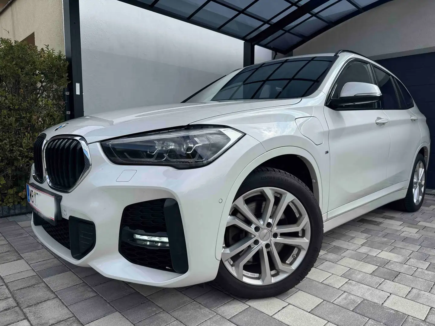BMW X1 xDrive25e M Sport – Plug-in Hybrid – Top-Auto! Weiß - 1