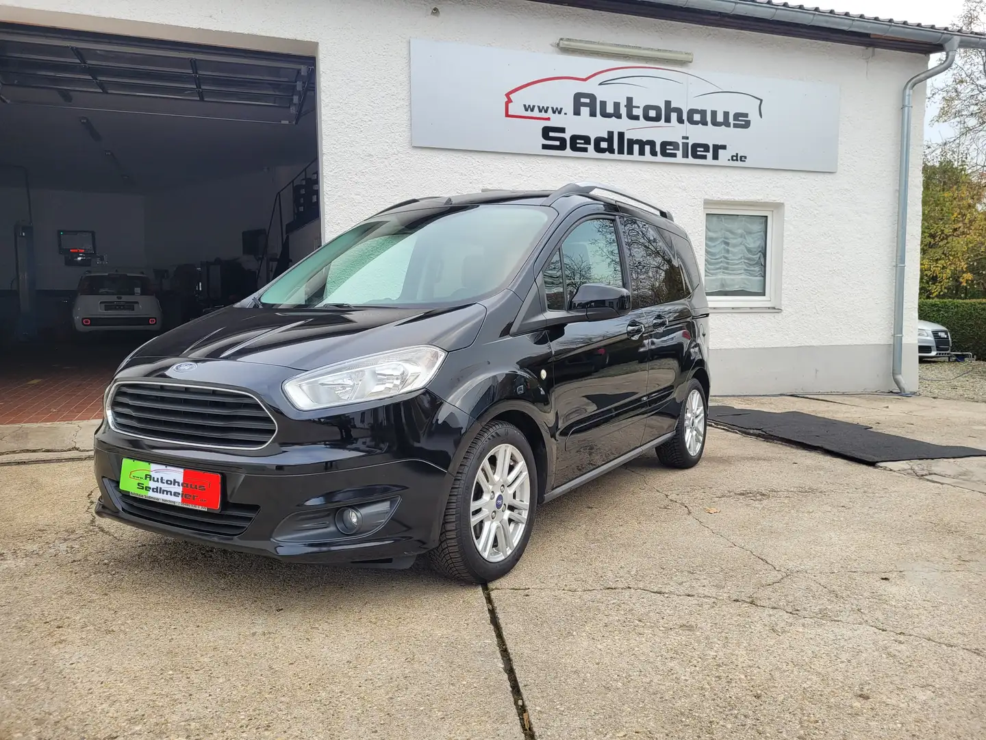 Ford Tourneo Courier Titanium Schwarz - 1