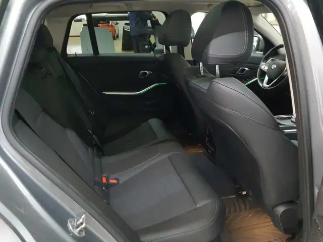 BMW 3 Series view 14