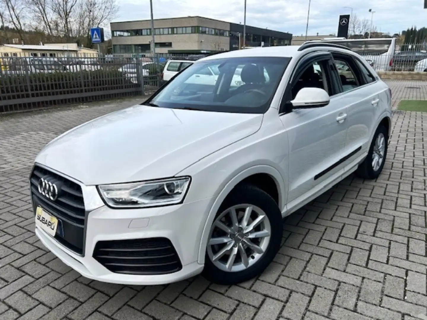 Audi Q3 Q3 2.0 TDI 120 CV Sport Bílá - 1