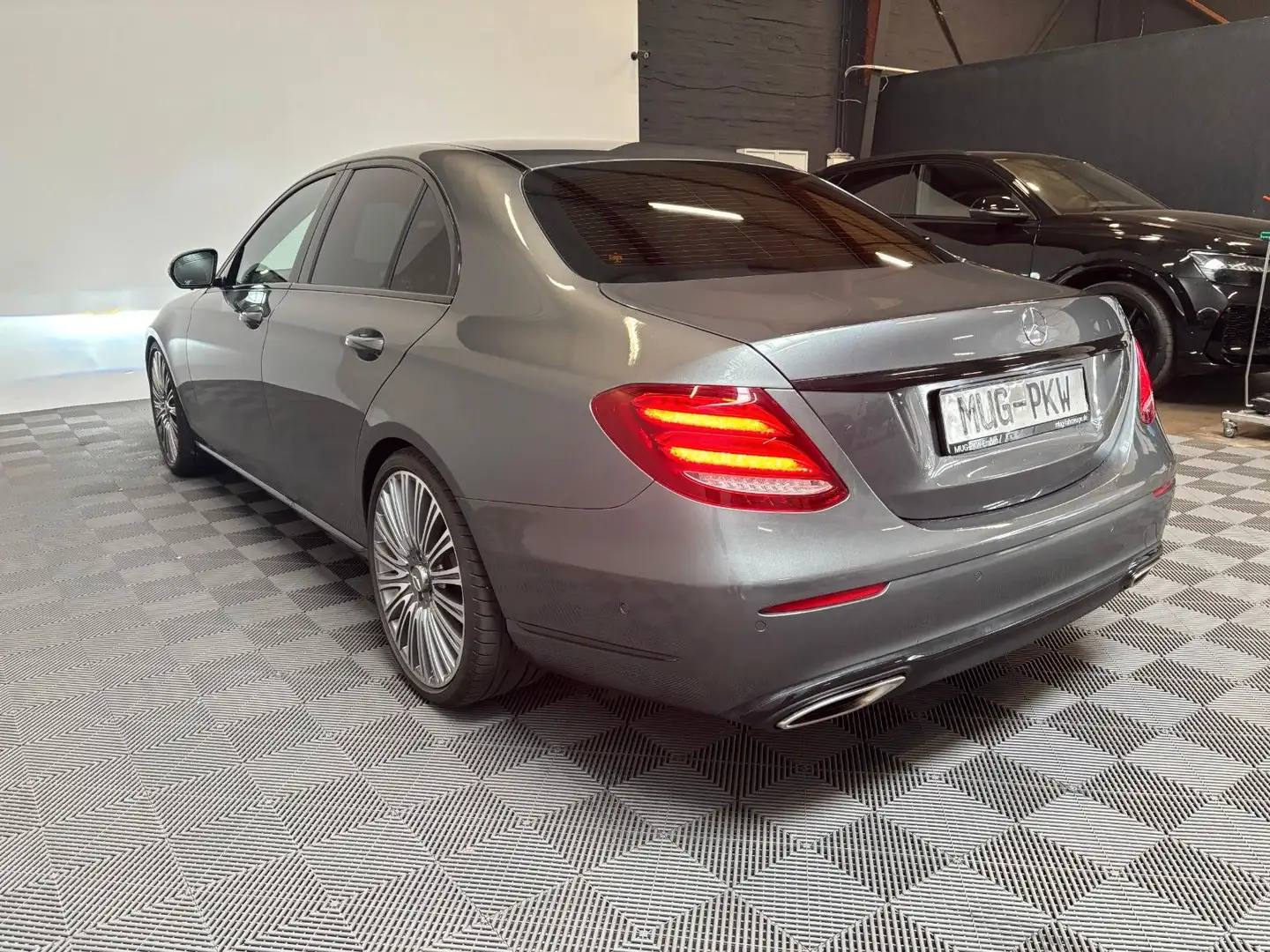 Mercedes-Benz E 300 Exclusive*Widescreen-LED-360°Kamera* Grau - 2