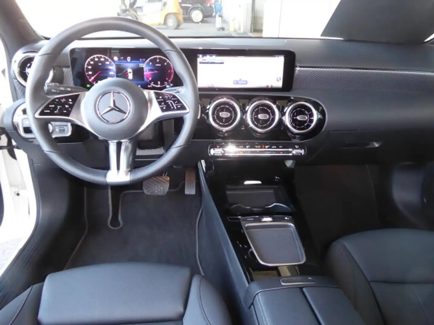 Mercedes-Benz A 200 A 200 d Progressive LED Kamera Lenkradhzg 18" Navi Weiß - 2