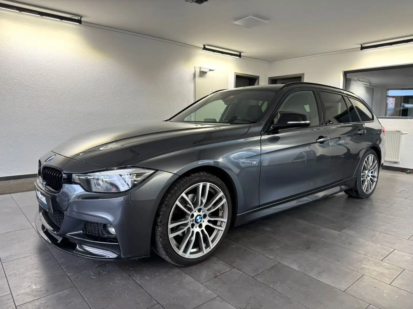 BMW 320 d Touring M Sport *Leder*Navi*LED Grau - 2