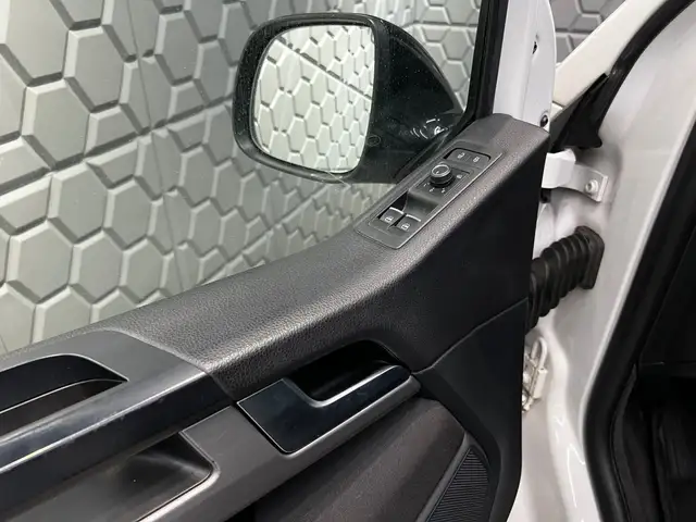 Volkswagen Multivan view 11