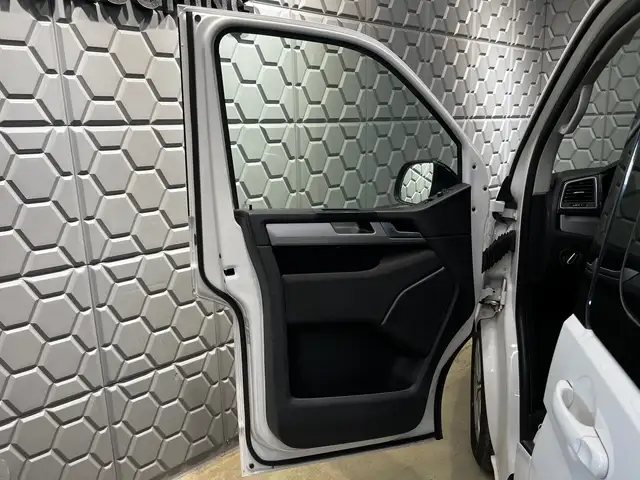 Volkswagen Multivan view 10