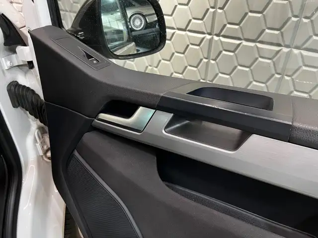 Volkswagen Multivan view 22