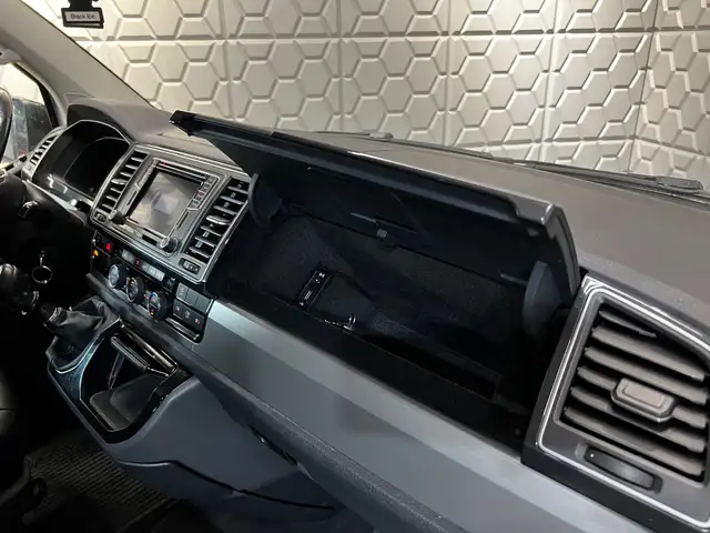 Volkswagen Multivan view 25