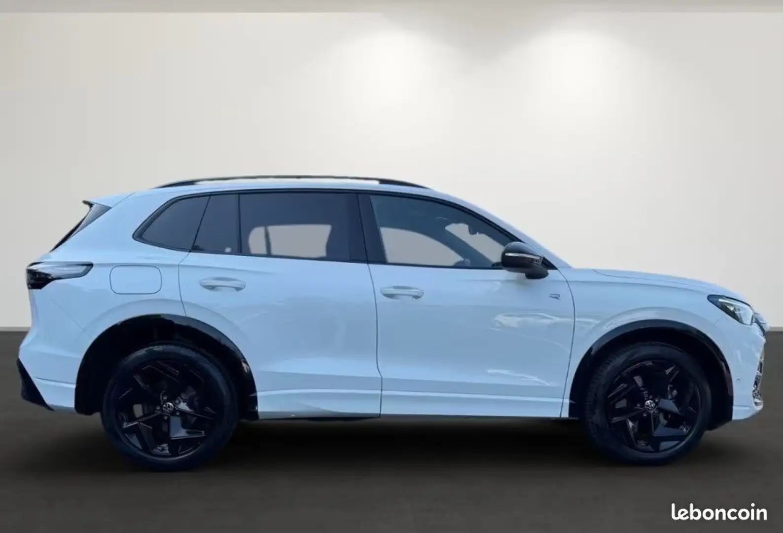 Volkswagen Tiguan 2.0 TDI DSG R-Line 150CH -ACC-LED-GPS-BLACK EDITION-ATTACHE REMORQUE-CAMERA-RADAR AVANT-ARRIERE Blanc - 2