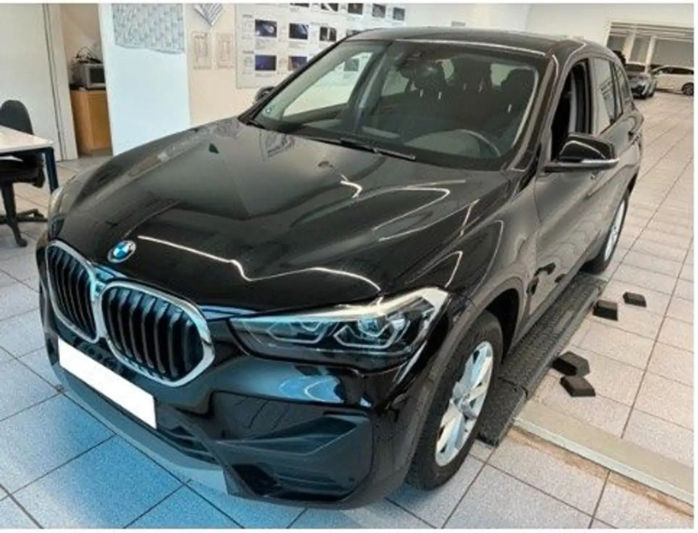 BMW X1 sDrive 18i Navi/LenkrHeiz/Drive&ParkAss/Tempo Zwart - 1