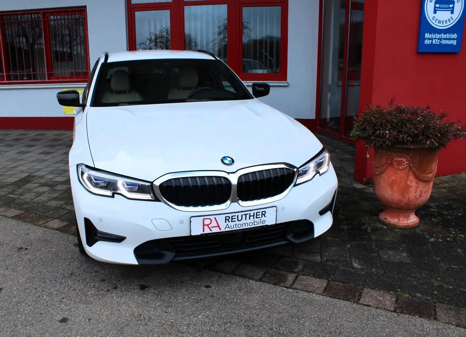 BMW 320 d Sport Line*AHK*19"LEDER*STANDHZG Weiß - 2