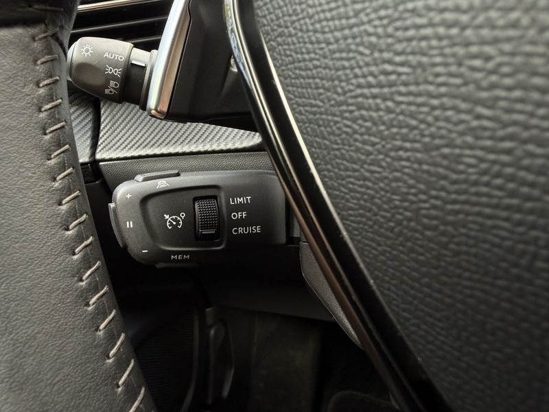 Peugeot 2008 1.2 PT Allure Pack — photo 15