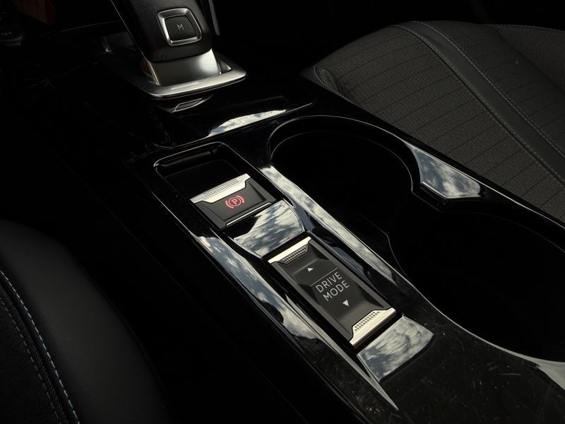 Peugeot 2008 1.2 PT Allure Pack — photo 18