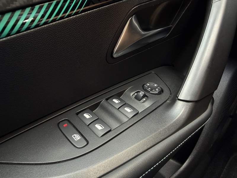 Peugeot 2008 1.2 PT Allure Pack — photo 17
