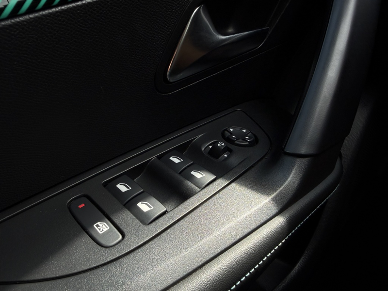 Peugeot 2008 1.2 PT Allure Pack — photo 19