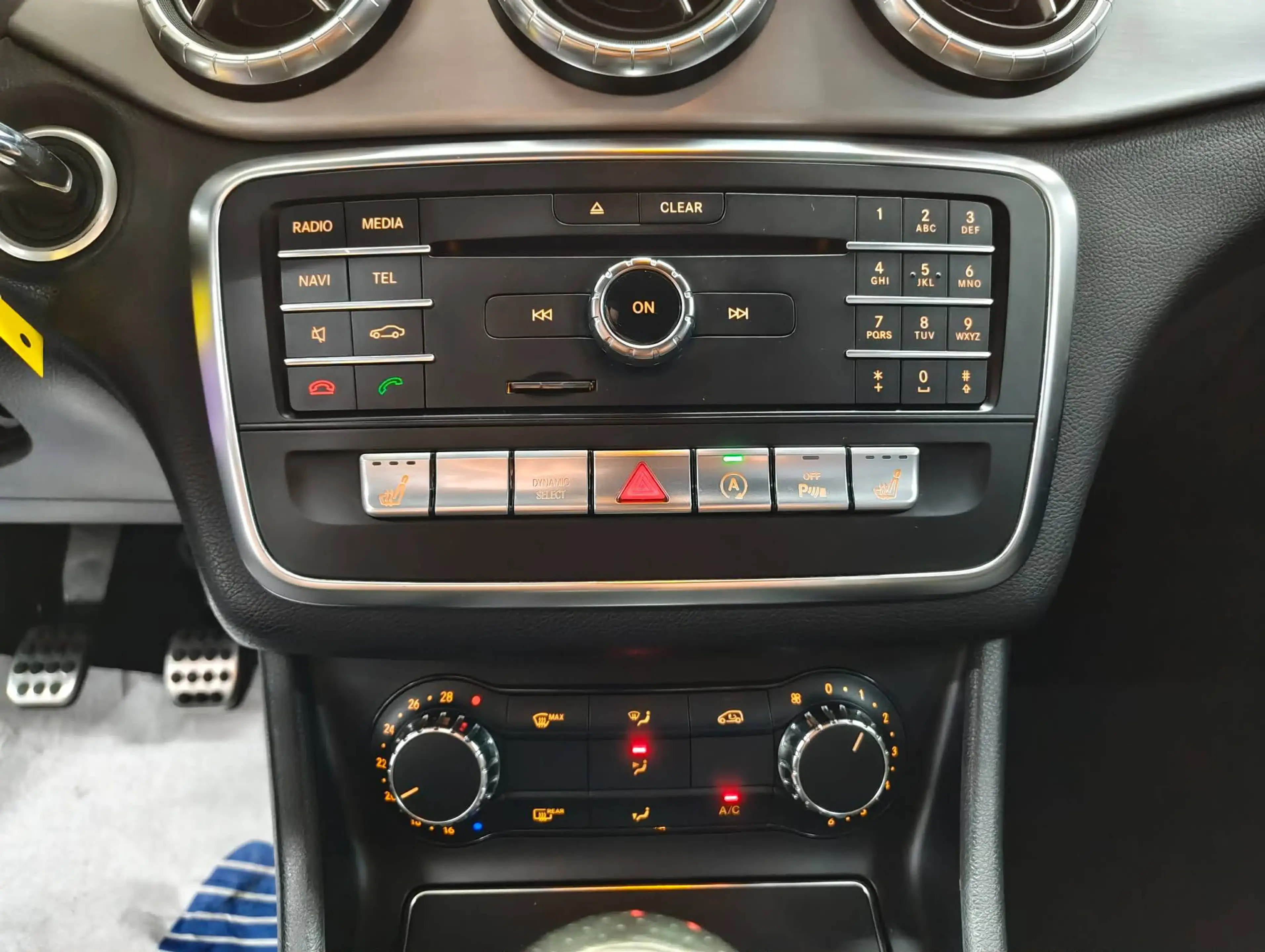 Mercedes-Benz CLA 200 PACK AMG *LED*XENON*CUIR*NAVIGATION* — photo 4