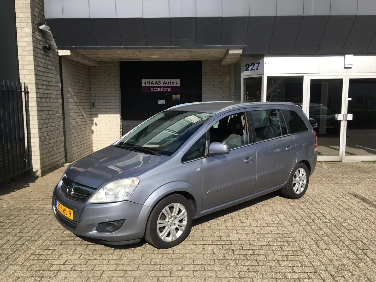 Opel Zafira 1.8 Cosmo / 7 PERSOONS / AUTOMAAT / NAVI / APK AUG Grijs - 1