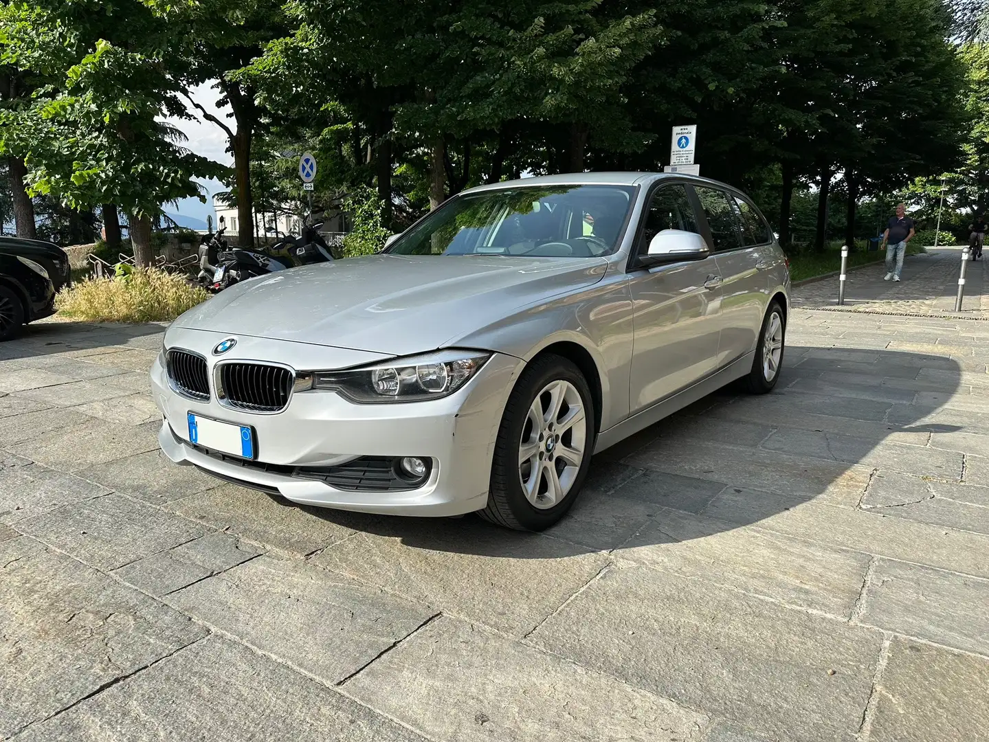 BMW 320 320d Touring Business Advantage auto Plateado - 1