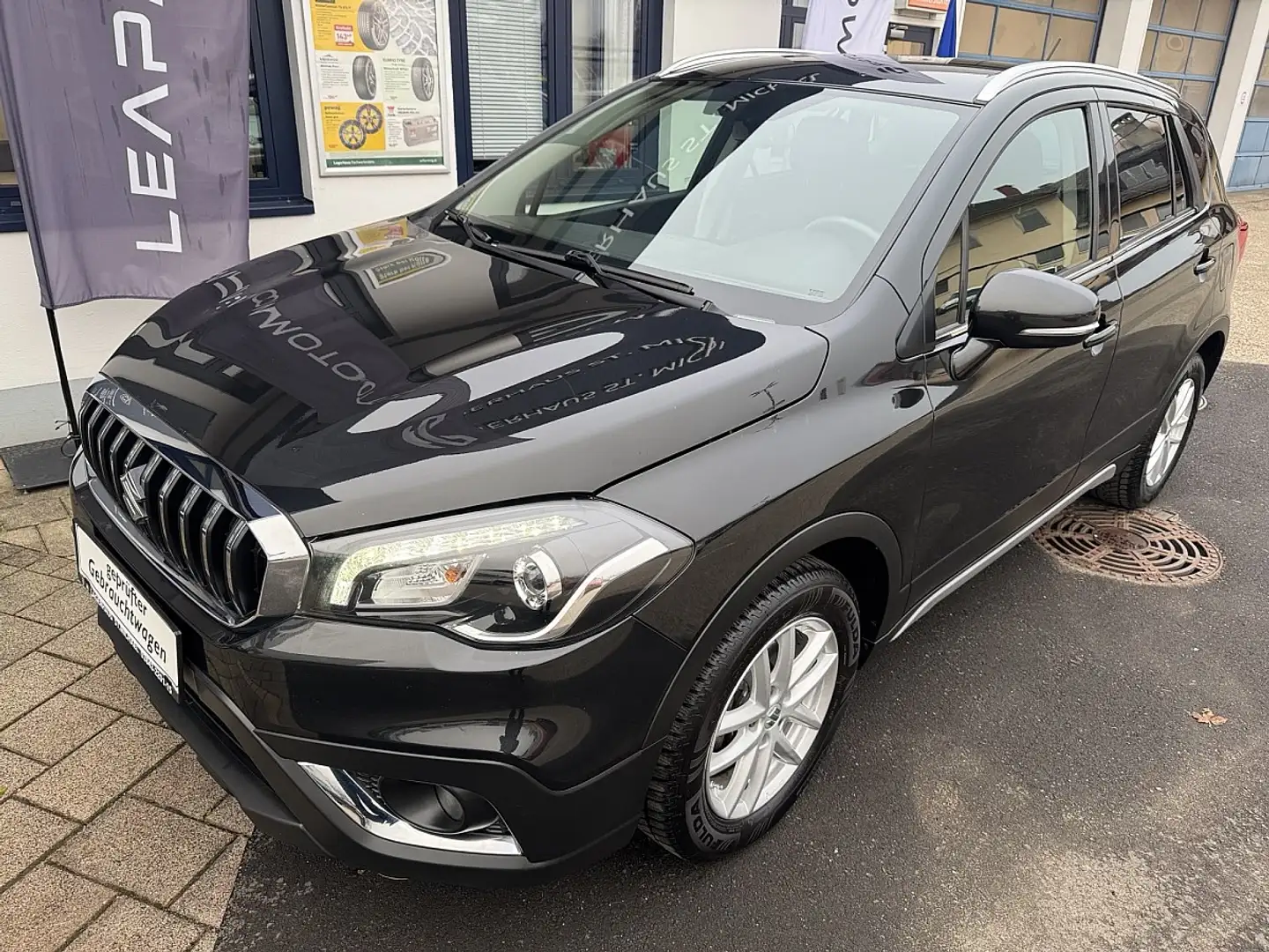 Suzuki SX4 S-Cross 1,0 DITC shine Schwarz - 1