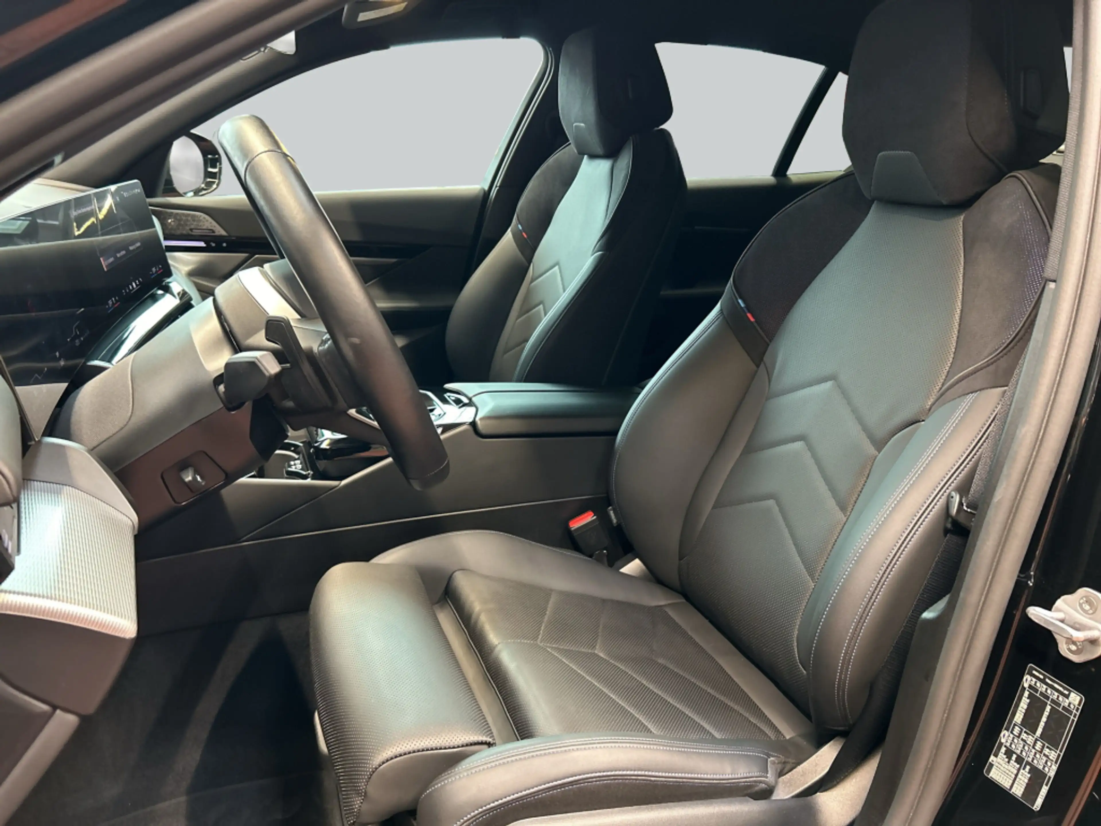 BMW 520 d Aut. M-Paket LED Bowers & Wilkins Standheizun — photo 11