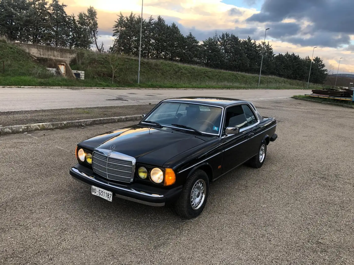 Mercedes-Benz 300 W123 coupé america 300 turbodiesel Fekete - 1