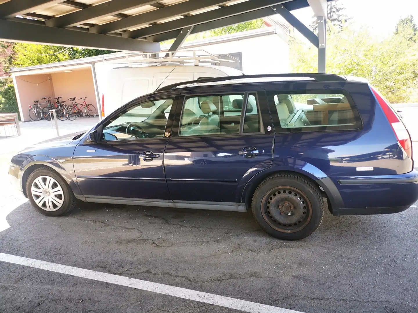 Ford Mondeo Traveller Ghia 2,0 TDdi Blau - 2