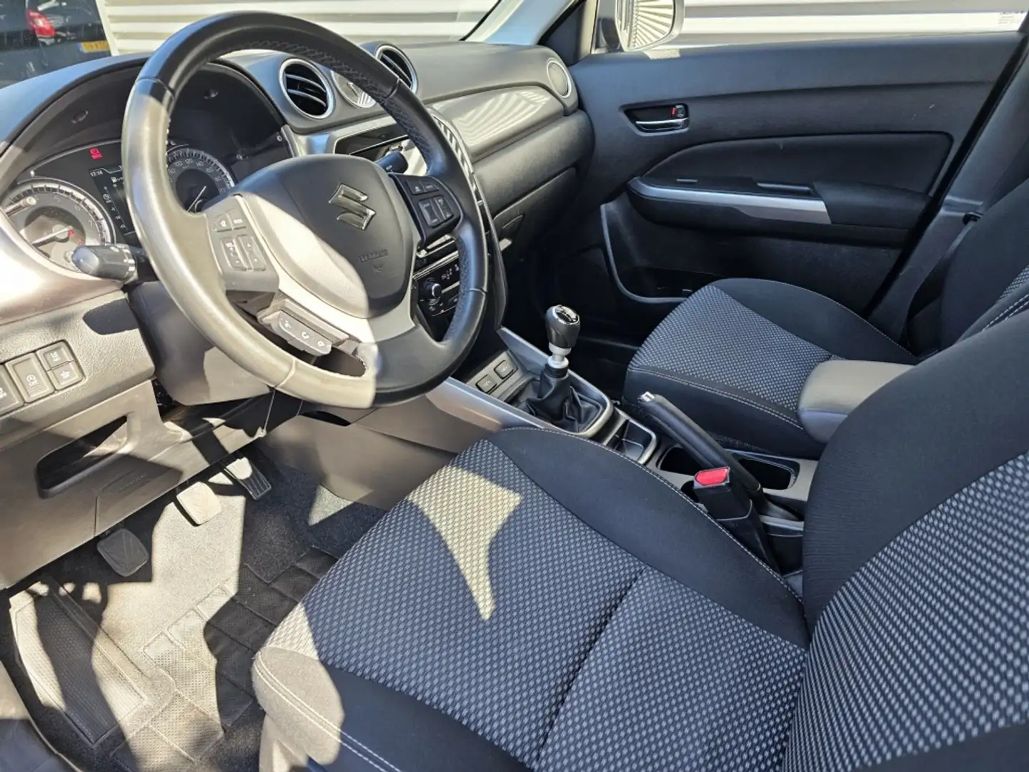Suzuki Vitara 1.4 B.jet Select Smart Hybrid Schwarz - 2