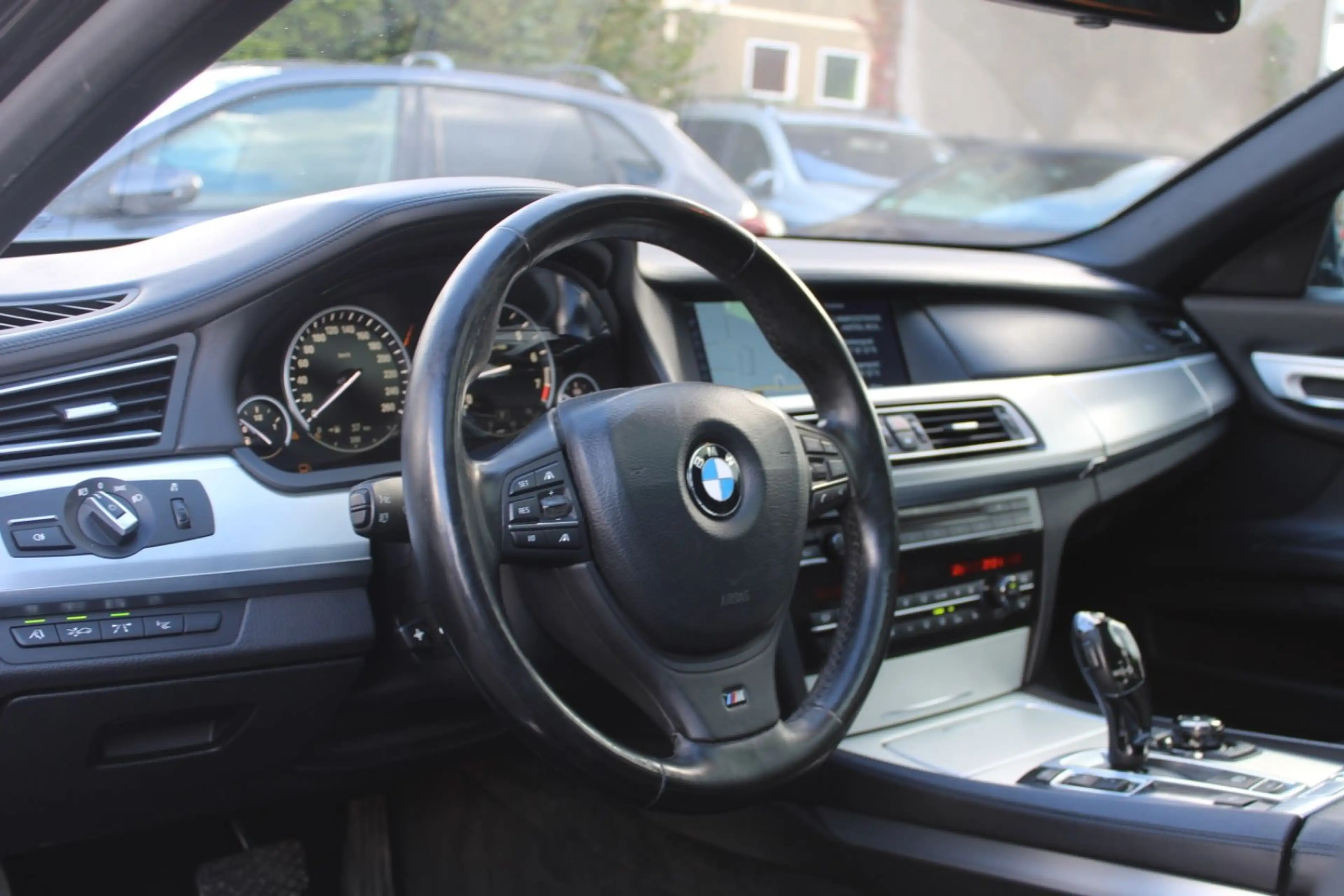 BMW 750 i *SPUR*TOTWINKEL*HEADUP*MAX VOLL!! — photo 12