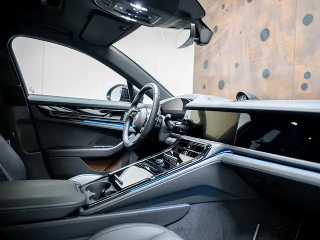 Porsche Panamera view 16