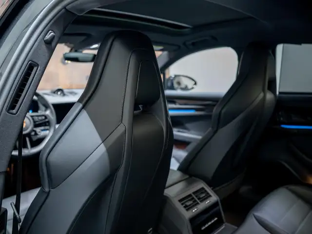 Porsche Panamera view 18