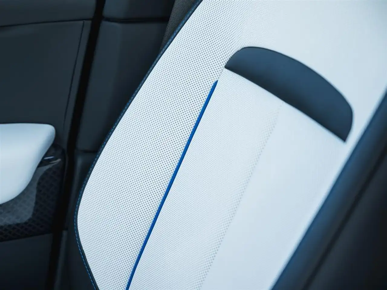 Rolls-Royce Cullinan снимка Rolls-Royce Cullinan
