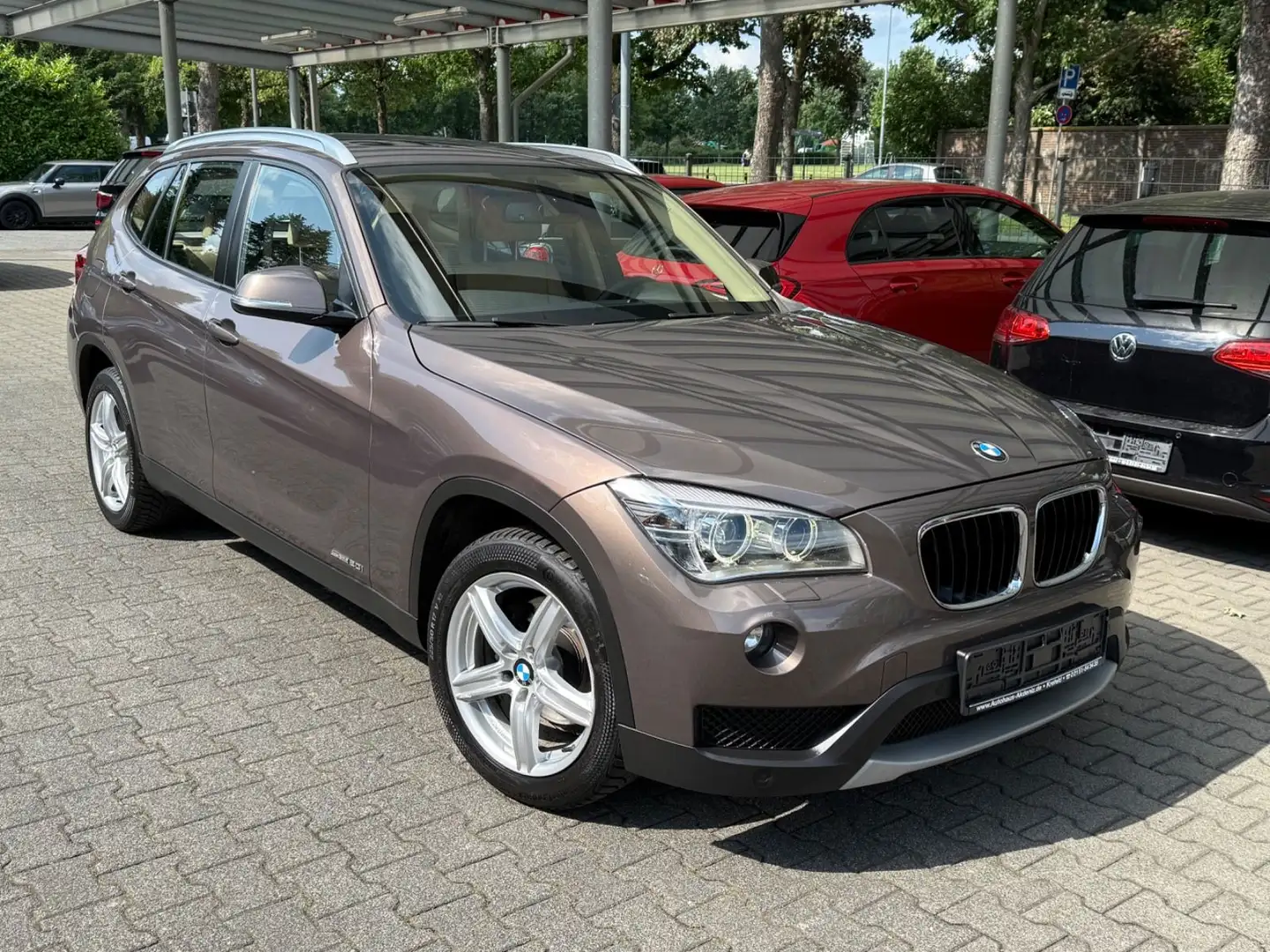 BMW X1 sDrive 20i Aut.|LEDER|NAVI|PANO|BI-XENON|PDC| Braun - 1