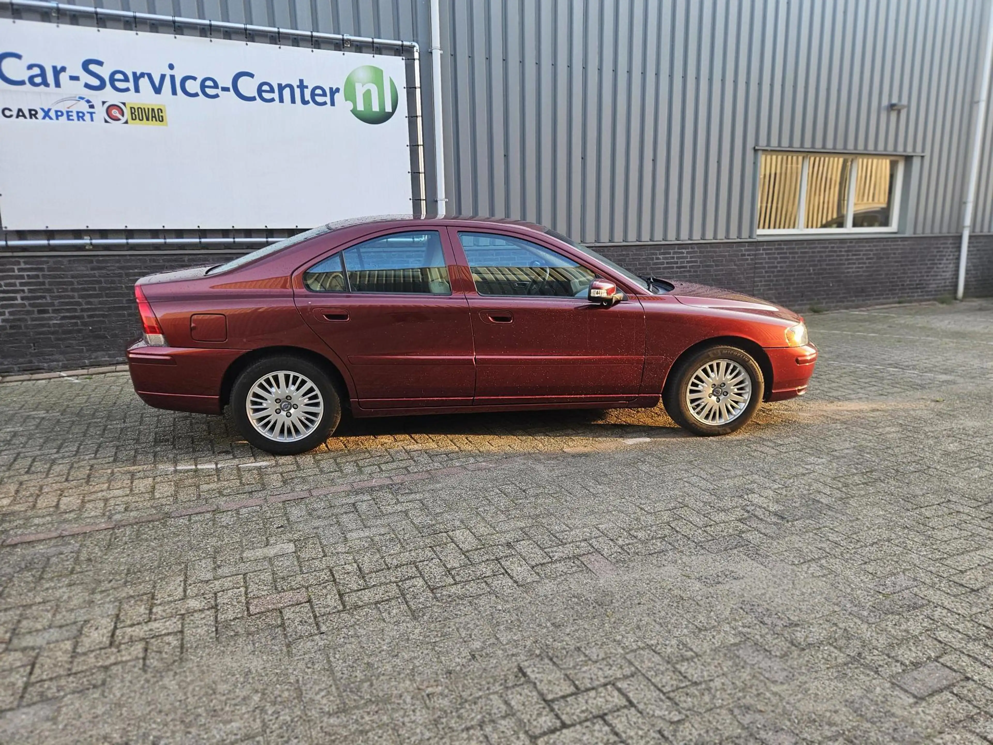Volvo S60 2.4 Momentum — photo 2