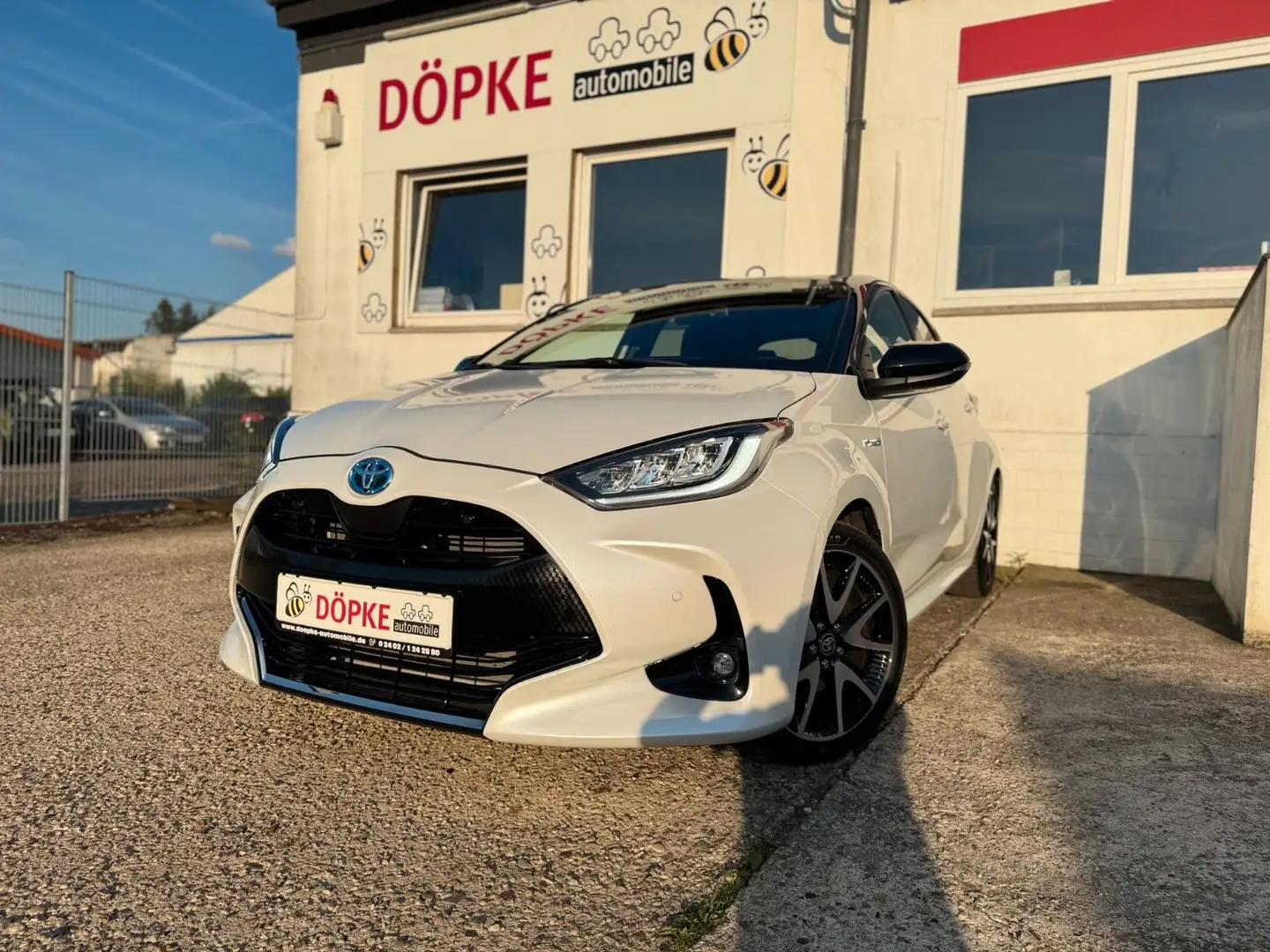 Toyota Yaris Hybrid Style 1. Hand *8.000KM* Schwarz - 1