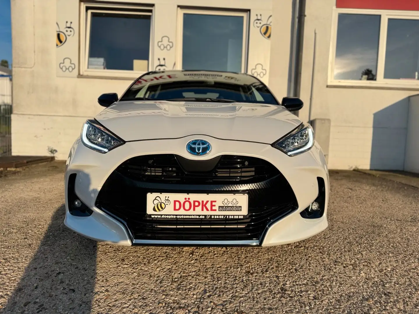 Toyota Yaris Hybrid Style 1. Hand *8.000KM* Schwarz - 2