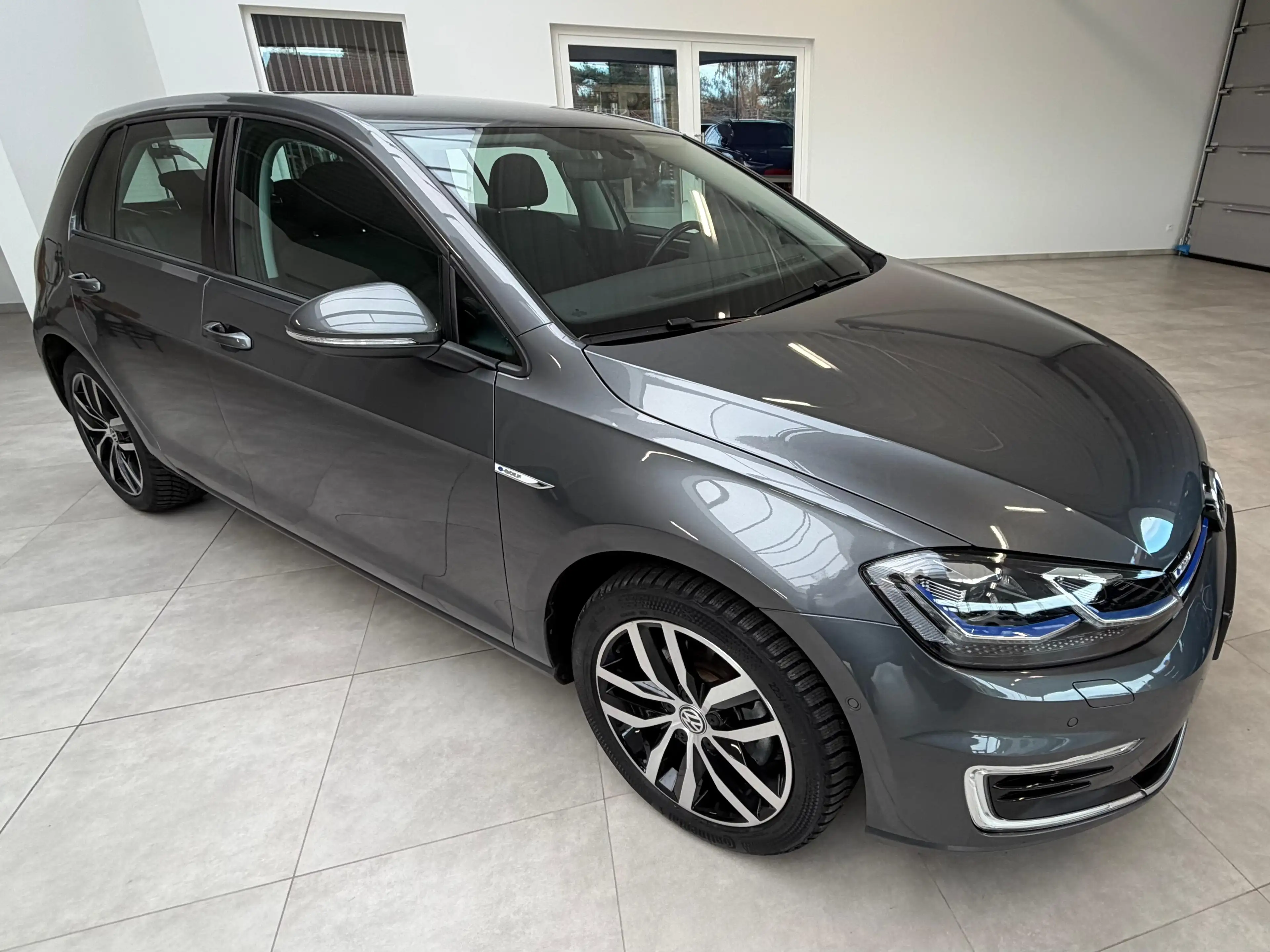 Volkswagen e-Golf e-Golf 35.8kWh — photo 5