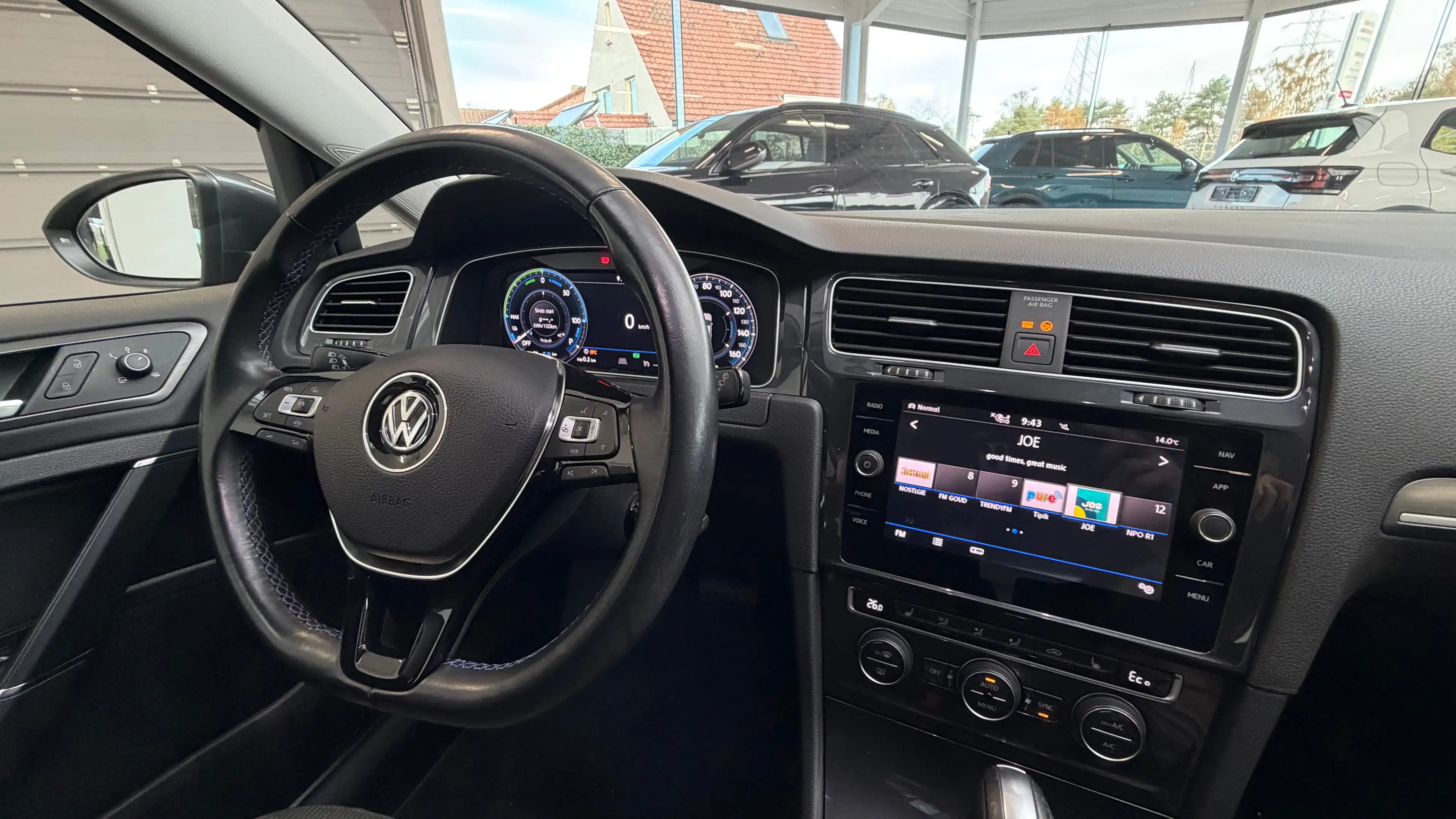 Volkswagen e-Golf e-Golf 35.8kWh — photo 3