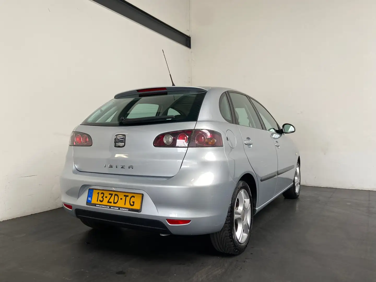 SEAT Ibiza 1.4-16V Trendstyle. Cruise Gris - 2
