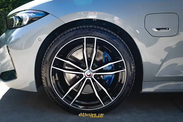 BMW 3 Series view 10
