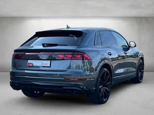 Audi SQ8 view 3